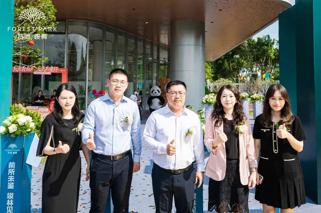 在现场贵宾的共同见证下,万洲集团领导出席剪彩仪式,为众人揭开营销
