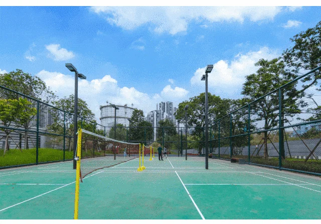 如今,广钢中央公园西区一期已经正式开放,大片草地,篮球场,乒乓球场