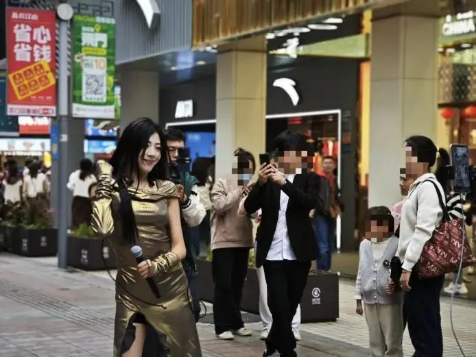 实探!深圳东门老街变身"网红直播街",传统商圈如何重新焕发活力?