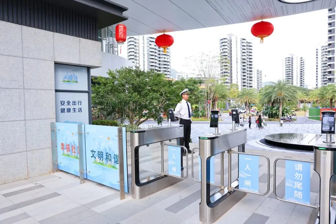 在三亚一山湖的物业服务机构,以"创建和谐共赢山湖生活小区"为目标