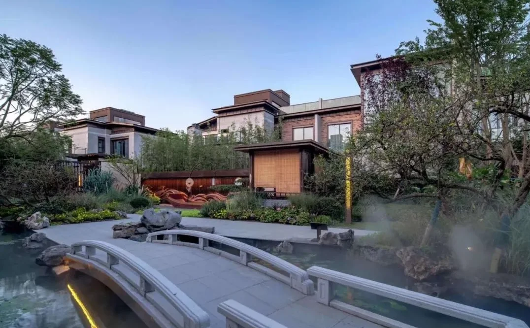 新希望锦麟府项目总占地约211亩,除了代建的公园,学校和社区配套外,还