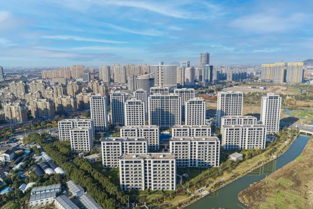 比如亚厦·金宸府在立面打造上,就是用了大面积的铝板金门窗配以干挂