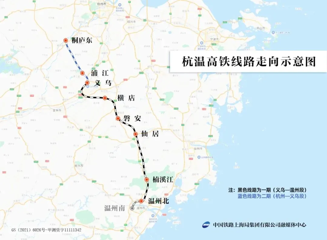目前,杭温铁路二期浦江站站房内,砌筑墙体,焊接钢梁,安嵌大型幕墙等