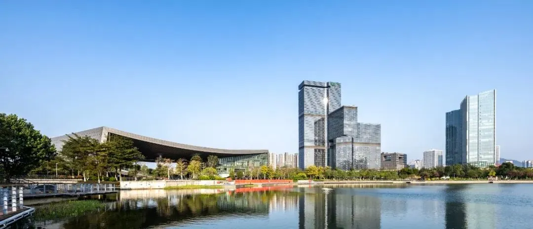 周边还有凤凰湖,凤举湖,凤林湖(在建),凤翔湖等湖景环绕.