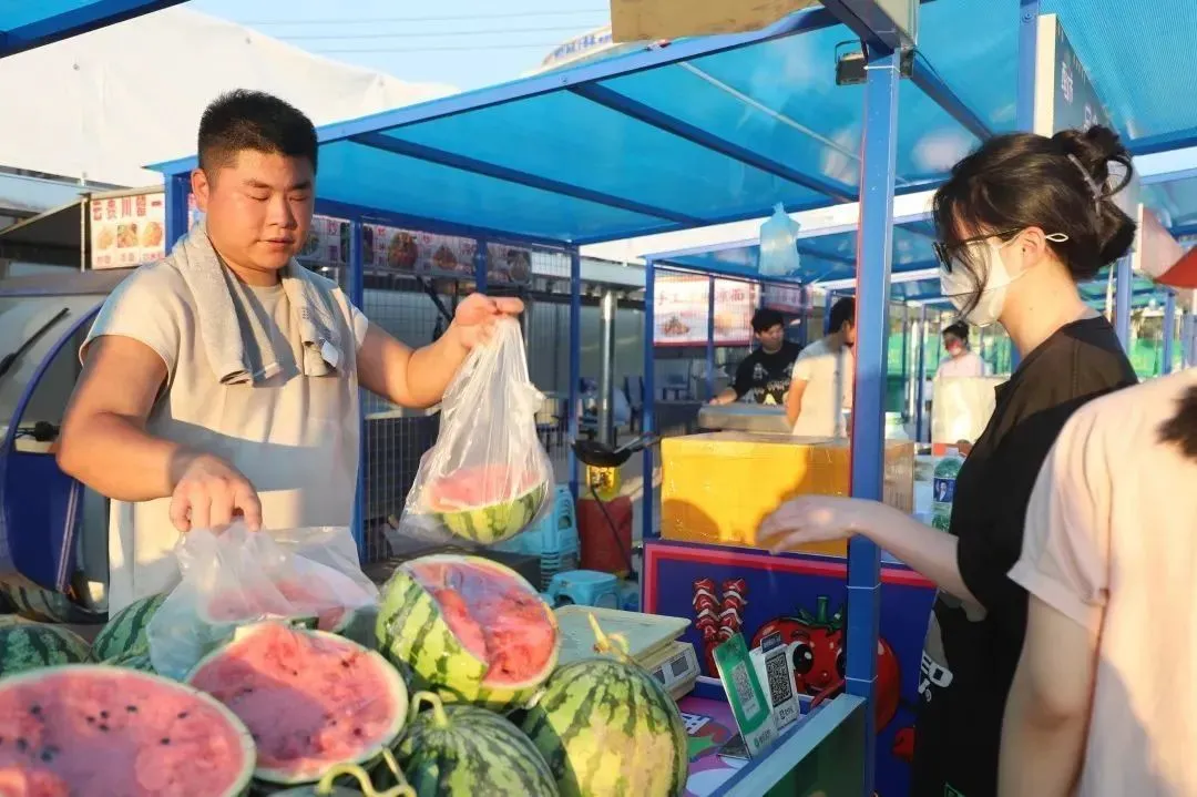 水果摊隔壁的"云贵川留一手炒饭"摊位生意红火,炒饭,炒面,炒米粉一碗
