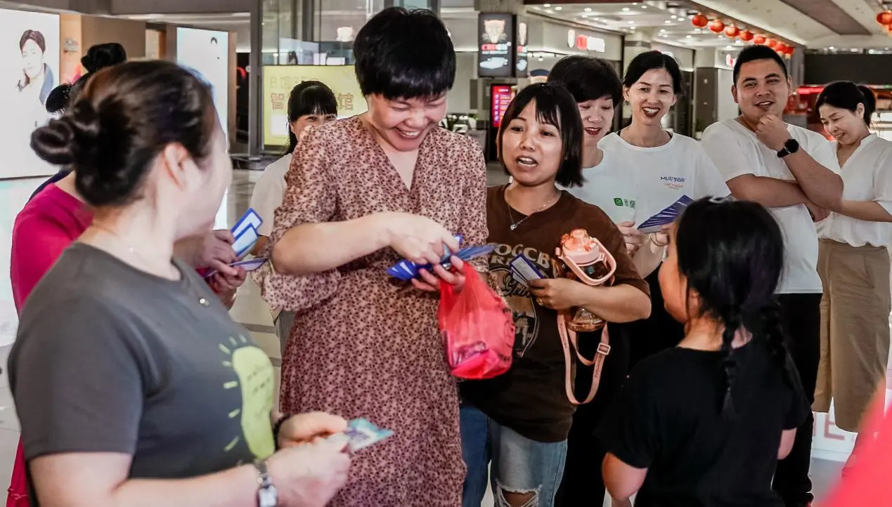 优质的产品搭配冰点的价格,双重引力之下,抢购现场气氛火爆